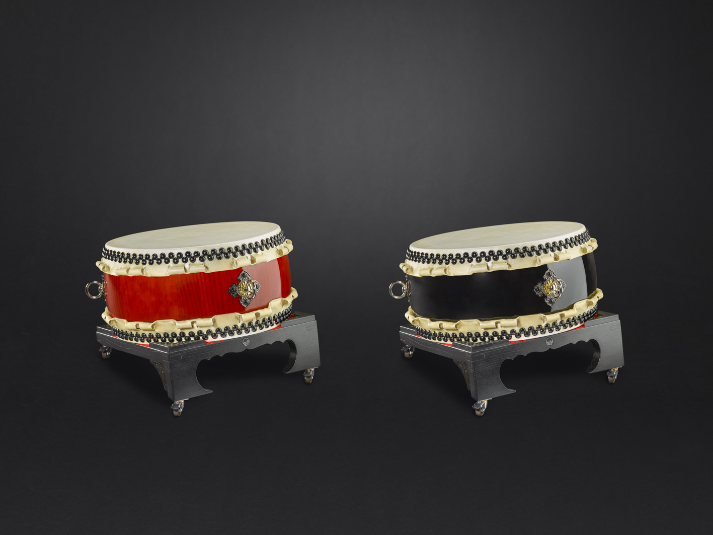 Hira-Daiko drums hq Ø48cm/h:25cm (shiny-black & red-brown) with flat-stand  (695€/150€)