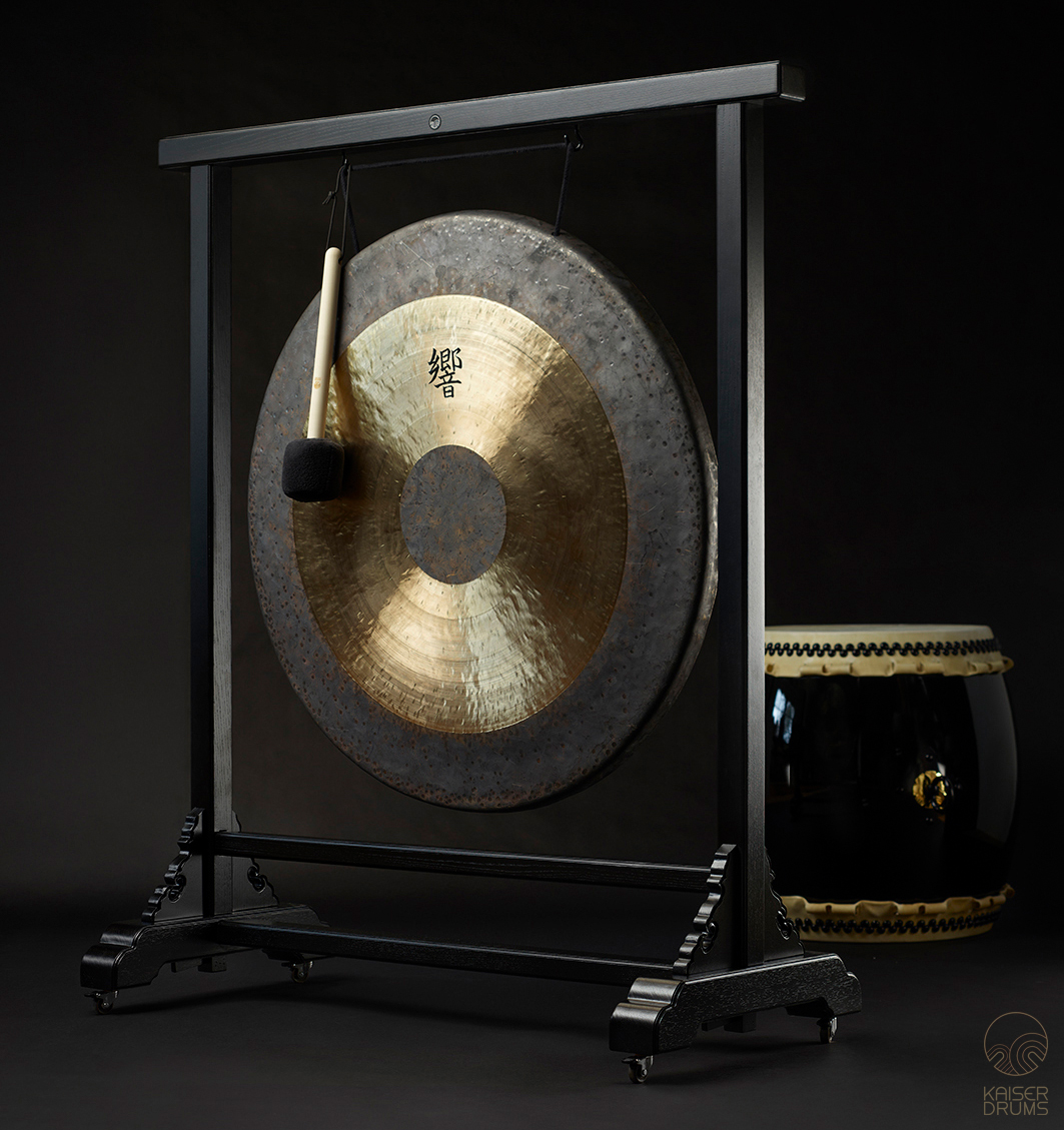 Premium TAM TAM GONG 95cm  with  Premium Gong-STAND  and  black Nagado drum  (1.595 / 995 / 999)     